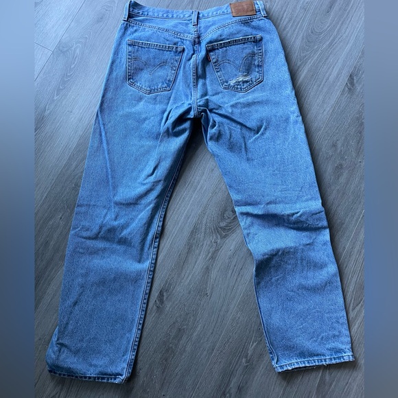 Women’s  Distressed Blue Levi’s jeans - Picture 4 of 4